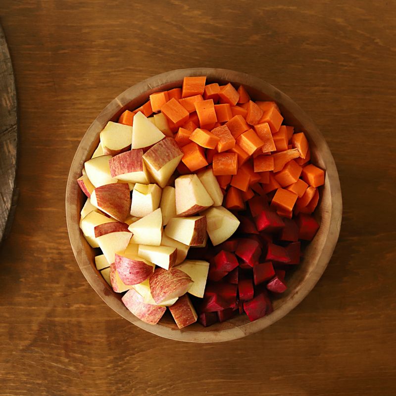 깨끗이 씻은 사과와 당근, 껍질을 벗긴 비트는 깍뚝 썰어 주세요.