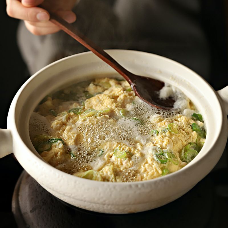 그릇에 담고 송송 썬 대파와 후춧가루를 뿌려 맛있게 즐겨 주세요.
