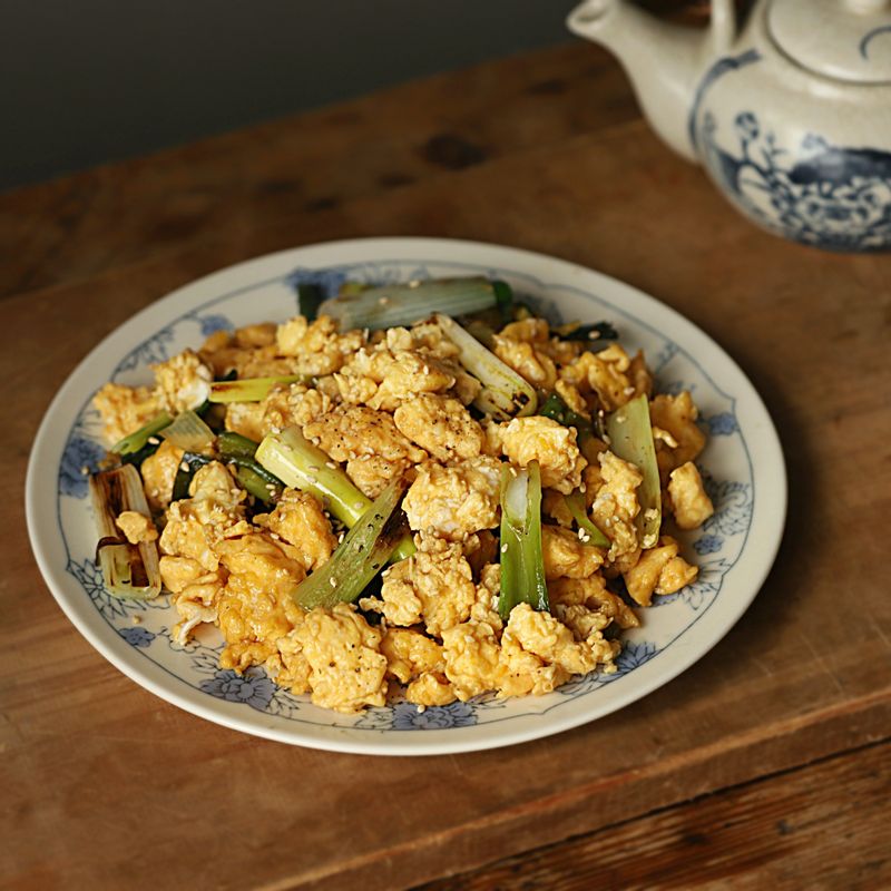 완성된 대파 달걀 볶음을 접시에 담아 맛있게 즐겨주세요.