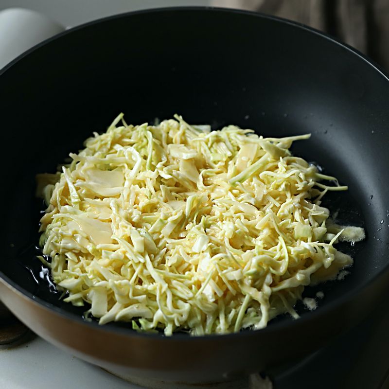 팬에 기름을 두르고 반죽을 넣어 펼친 후 치즈를 얹어 주세요.