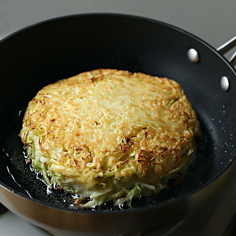 치즈를 반죽으로 덮어 중약불에서 뚜껑을 닫아 3~4분간 구워주세요. 부침개를 뒤집어 반대쪽도 노릇하게 익혀주세요.