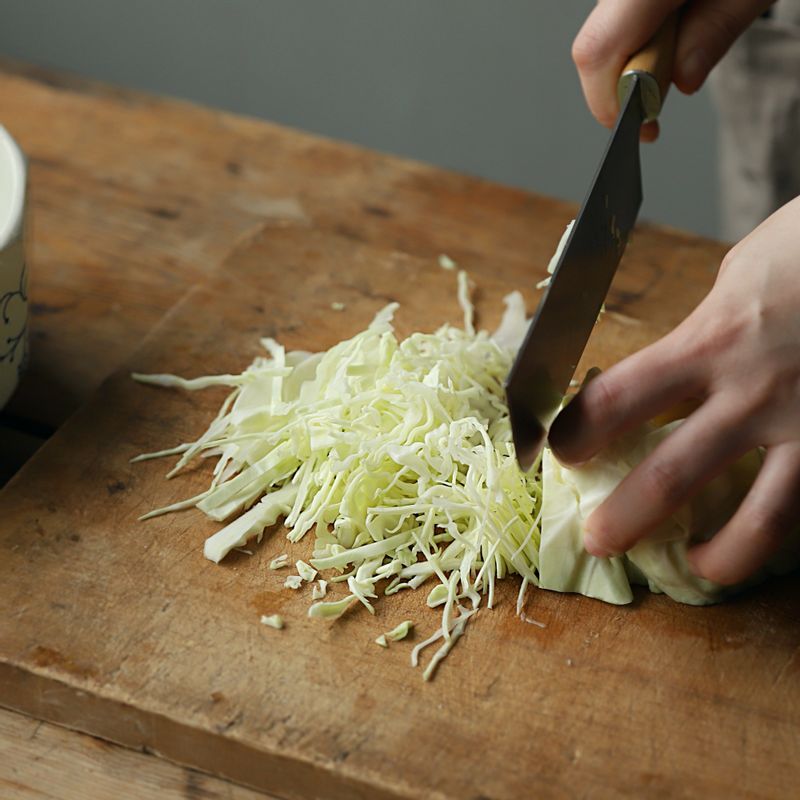 깨끗이 씻은 양배추는 얇게 채를 썰어 주세요.