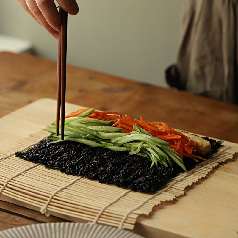 김에 흑미밥을 얇게 펼치고 두부, 당근, 오이, 톳을 넣어 말아주세요. 완성된 김밥에 들기름을 바른 후 먹기 좋게 썰어 맛있게 즐겨주세요.