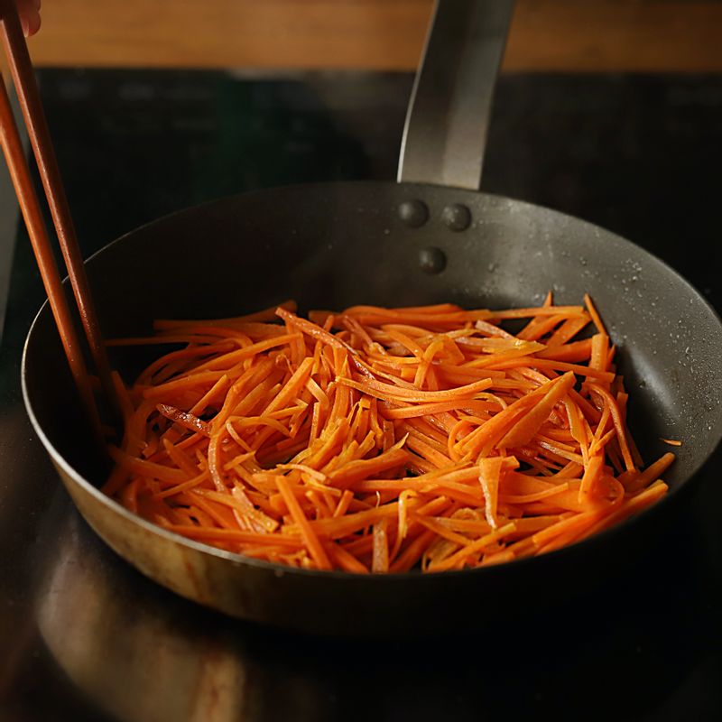달군 팬에 기름을 약간 두르고 당근을 넣은 후 소금 간을 해 볶아주세요.