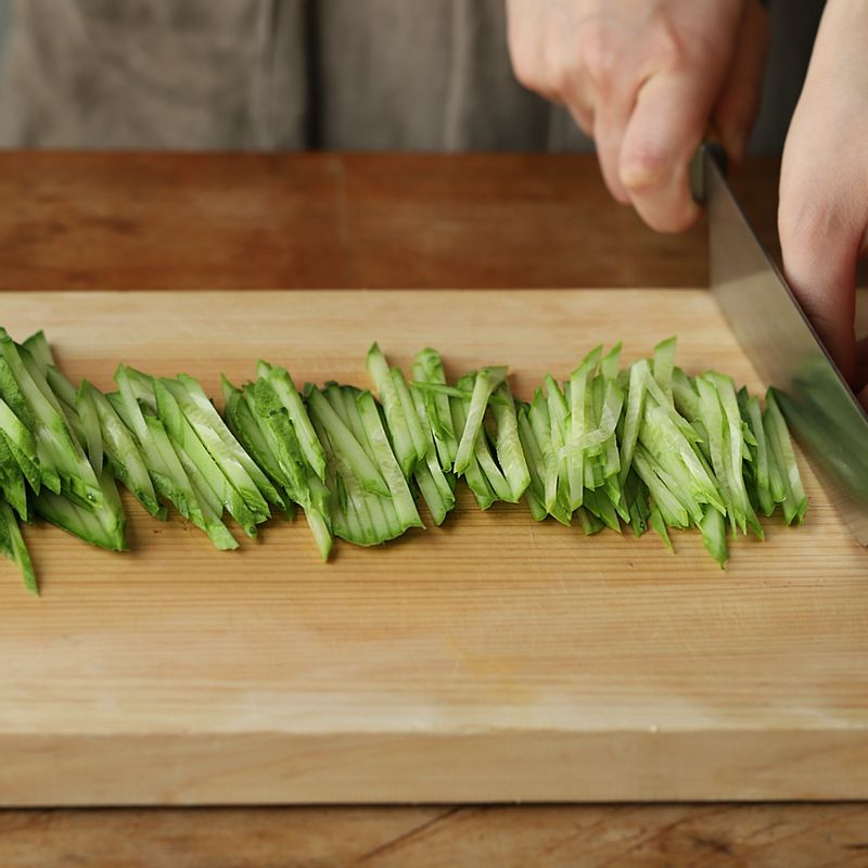 오이는 채를 썰어 절임 물에 10분간 절인 후 채반에서 물기를 빼주세요. 당근은 채를 썰어 주세요.