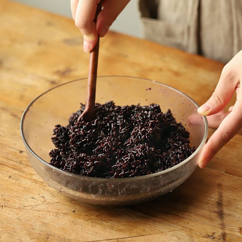 흑미밥에 밥 양념을 넣고 잘 섞어주세요.