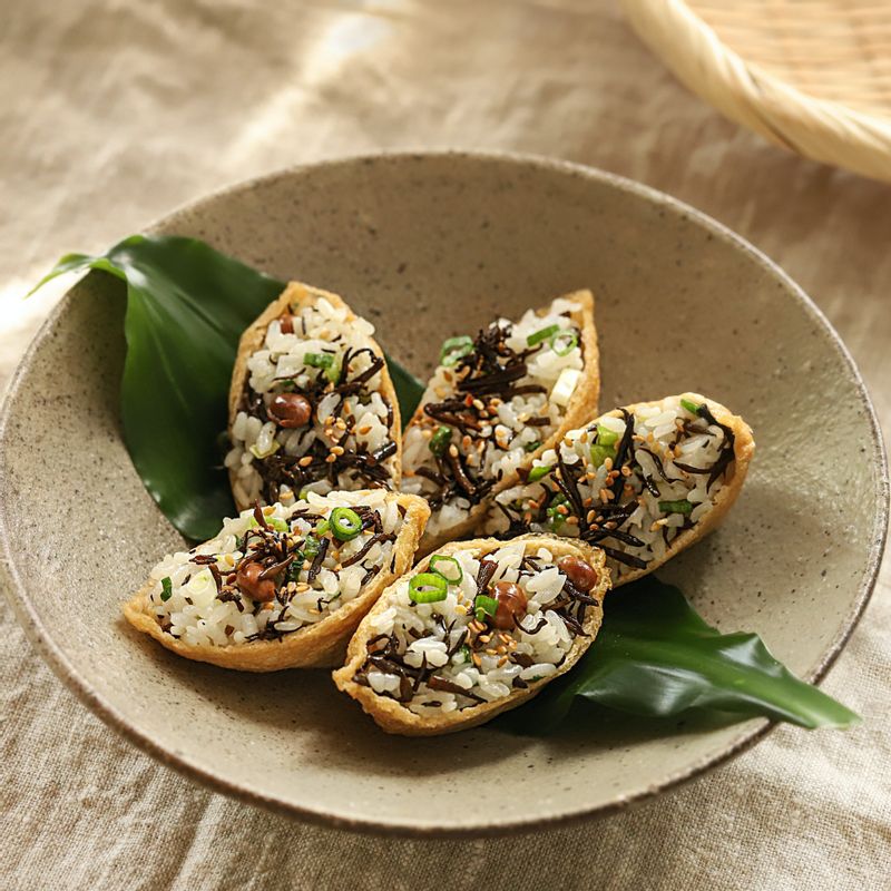 완성된 유부초밥을 접시에 담고 통깨와 송송 썬 실파를 얹어 맛있게 즐겨주세요.