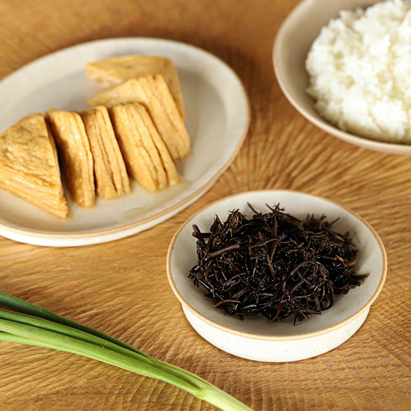 톳 유부초밥을 위한 재료 이미지로 톳 장아찌,초밥용 유부,밥,들기름,실파 등으로 구성 되어있습니다.