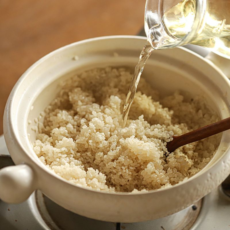 달군 냄비에 참기름을 두르고 불린 쌀을 넣어 볶다가 다시마 육수를 부은 후 톳 장아찌와 연근, 당근, 표고를 얹고 뚜껑을 닫고 센 불에서 끓여주세요.
(tip. 야채에서 수분이 나 올 수 있어 다시마 육수의 양을 기호에 맞게 조금 줄여서 만드셔도 돼요)