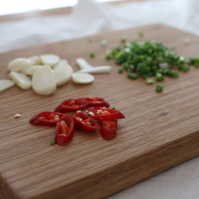 마늘은 편으로 썰고 홍고추는 어슷하게 썹니다. 숙주에 소금과 후추를 뿌려 살짝 볶아주세요.