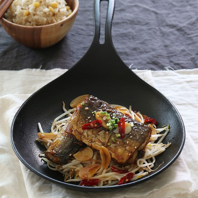 그릇에 볶은숙주를 깔고 삼치를 올린 후 송송 썬 실파와 통깨를 뿌려 마무리해주세요.