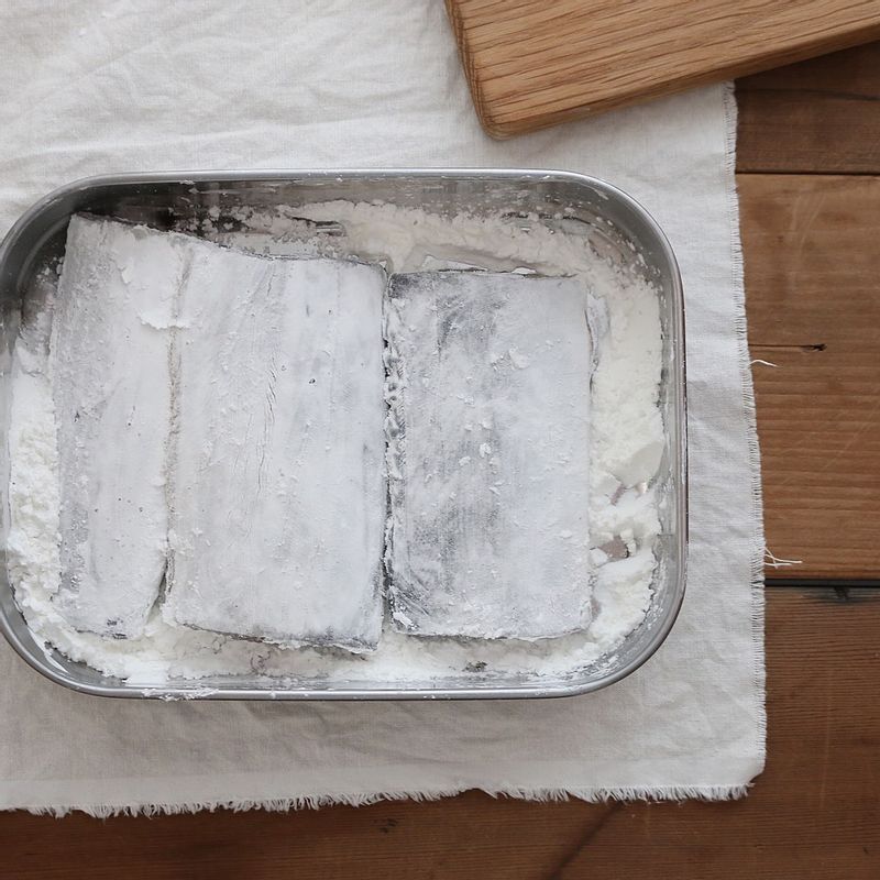 삼치는 흐르는 물에 깨끗이 씻어 내장과 지느러미를 제거하고 먹기 좋은 크기로 자른 후 청주와 후추를 뿌려 10분간 재워주세요. 물기를 제거하고 녹말가루를 앞뒤로 골고루 묻힙니다.