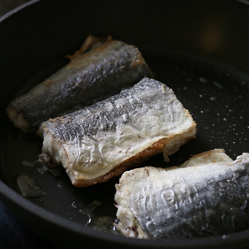 달군 팬에 식용유를 넉넉히 두르고 삼치를 올려 노릇하게 구워주세요.