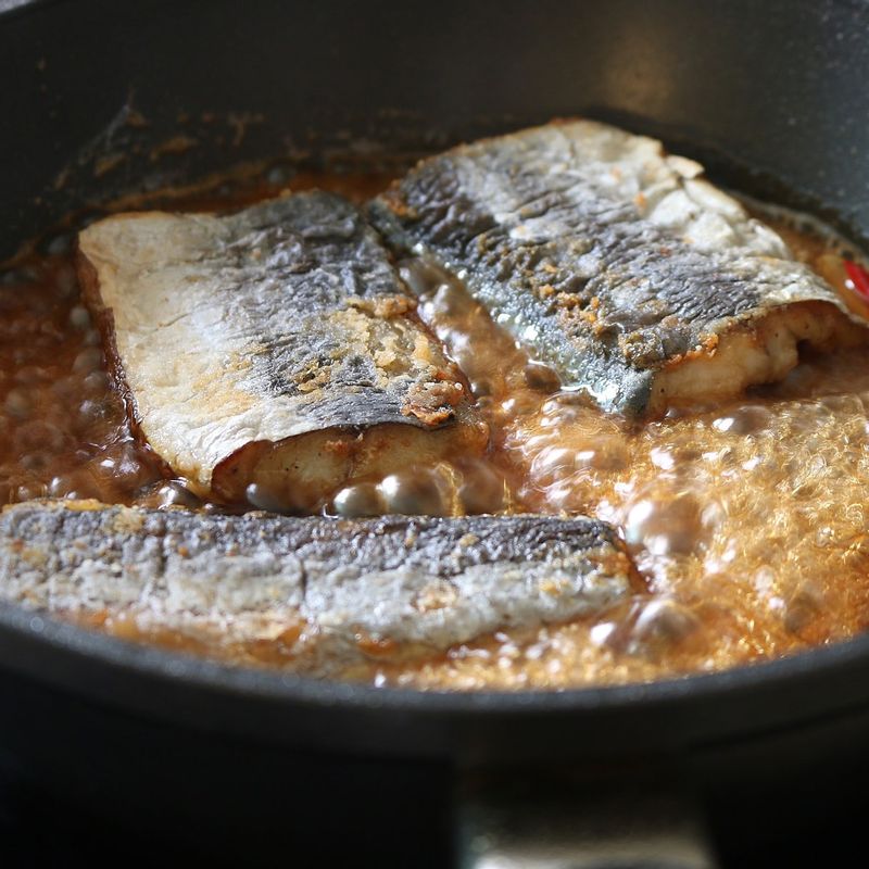 다른 팬에 데리야키 소스와 마늘, 홍고추를 넣고 끓어오르면 삼치를 넣어 졸여주세요.