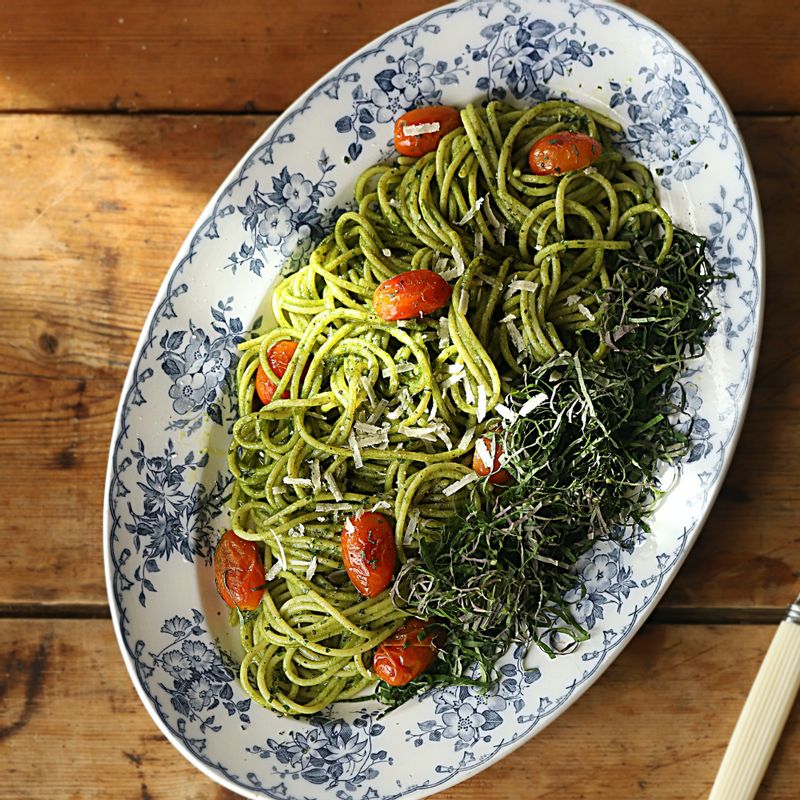 완성된 파스타를 접시에 담고 채를 썬 깻잎, 파마산 치즈 등을 곁들여 맛있게 즐겨주세요.