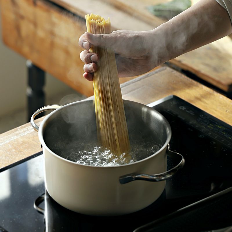 끓는 물에 소금 약간과 면을 넣고 10~12분간 삶아낸 후 면은 채반에 건지고, 면수는 따로 덜어 주세요.