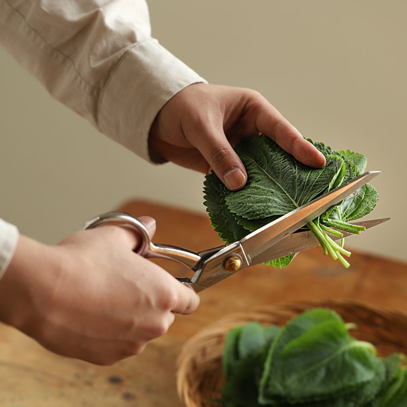 깨끗이 씻은 깻잎은 물기를 완전히 제거한 후 줄기를 잘라내고 손으로 찢어 주세요.