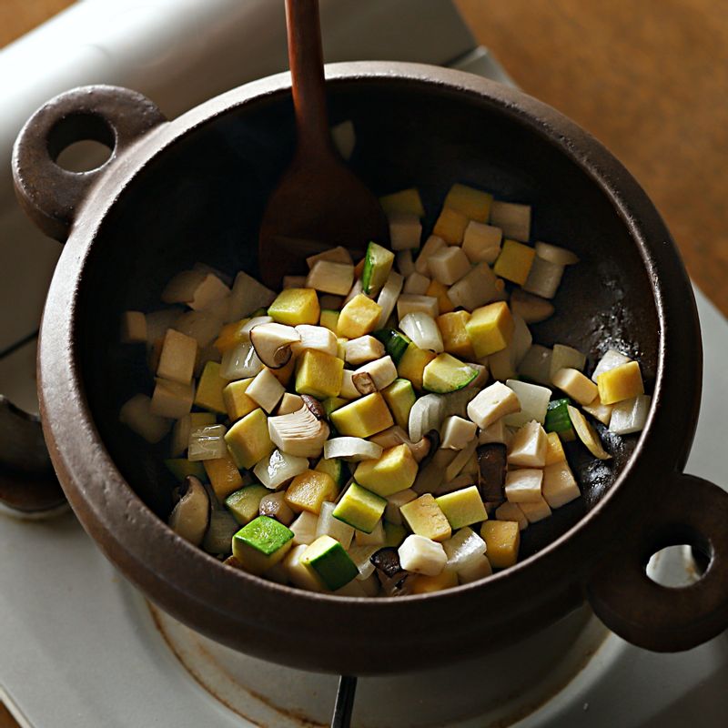 달군 냄비에 참기름을 두르고 양파와 새송이버섯, 애호박을 넣어 볶다가 양념 재료를 넣어 볶아주세요.