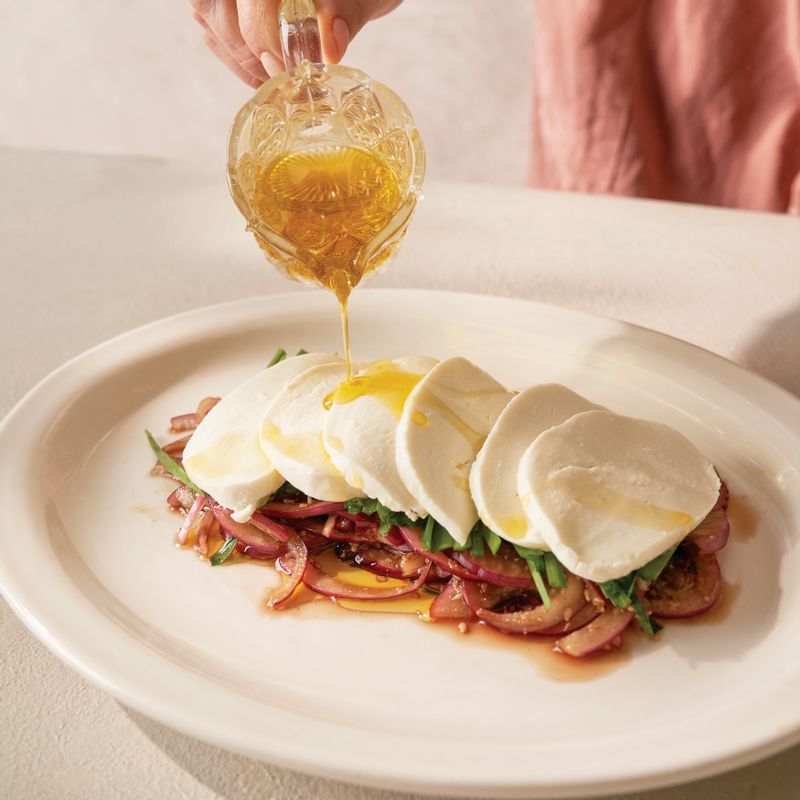 7. 얇게 슬라이스한 생모차렐라 치즈에 적양파와 부추를 함께 곁들여 즐겨주세요.