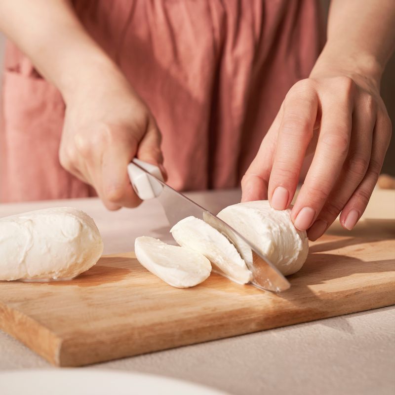 1. 볼에 유자폰즈소스, 꿀, 레몬즙, 깨를 넣고 잘 섞어 소스를 만들어주세요.
(유자폰즈 소스가 없다면 화이트 발사믹 식초 혹은 사과 식초를 대신 넣어도 좋아요.)
2. 적양파는 얇게 채 썰고 차가운 물에 담가 매운맛을 뺀후 키친타월로 물기를 꼼꼼하게 제거해주세요.
3. 순서1의 소스를 순서2의 적양파에 버무려 맛이 스며들도록 30분~1시간 이상 재워주세요.
4. 생모차렐라 치즈는 5mm 이하 두께로 얇게 슬라이스 해주세요.
5. 부추는 다듬고 깨끗이 씻어 키친타월로 물기를 제거한 후 먹기 좋게 5cm 길이로 잘라주세요.
6. 순서3을 그릇에 길게 깔고 부추 → 모차렐라 치즈 순서로 올려주세요. 먹기 전에 올리브오일을 적당량 뿌려주세요.