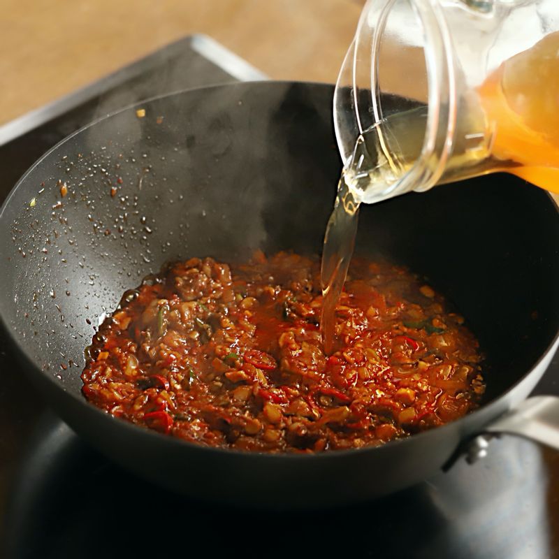 채수와 두부를 넣어 한소끔 끓인 후 녹말 물을 조금씩 넣어 농도를 맞춰 주세요. 불을 끄고 참기름을 둘러주세요.