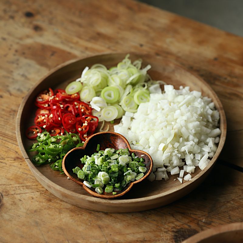 버섯과 양파는 굵게 다지고, 대파, 고추, 실파는 송송 썰어주세요.