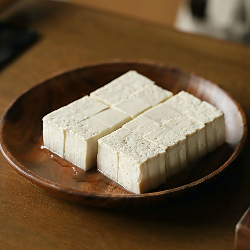 두부는 가로 세로 2cm 크기로 잘라주세요.