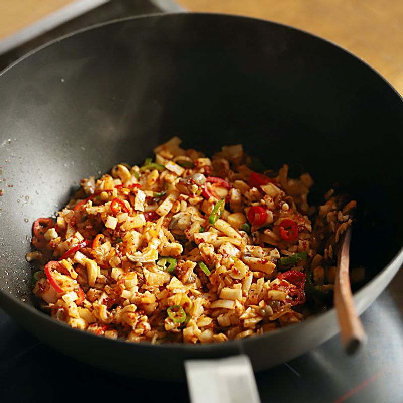 양파, 버섯, 고추를 넣고 볶다가 양념 재료를 넣어주세요.