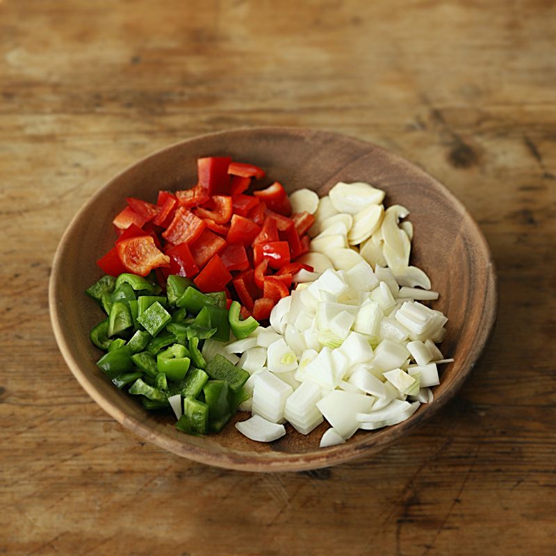 파프리카와 양파는 먹기 좋게 썰어주세요. 마늘은 편 썰어주세요.