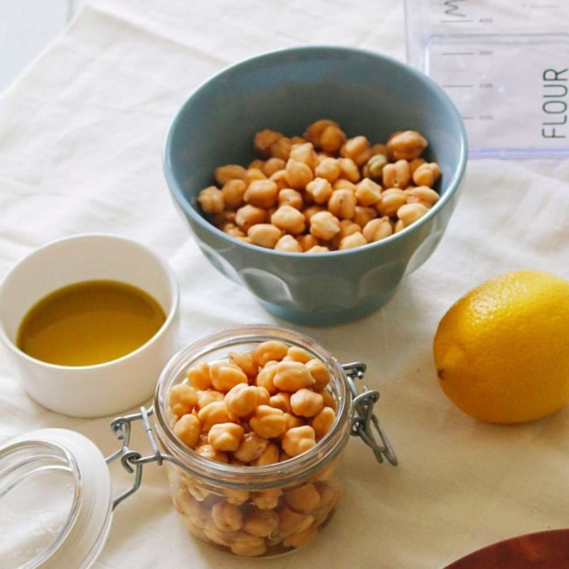 불린 병아리콩 2배의 물을 붓고 소금을 넣어 30분간 삶아주세요.
(병아리콩은 4시간 이상 물에 불려 찬물에 담근 후 손으로 비벼 껍질을 제거합니다.)
병아리콩, 다진 마늘, 양파, 파슬리잎, 셀러리잎, 소금을 넣고 씹는 맛이 있을 정도로 듬성듬성하게 갈아주세요. 달걀, 빵가루, 올리브 오일, 베이킹소다를 넣어 반죽해주세요.