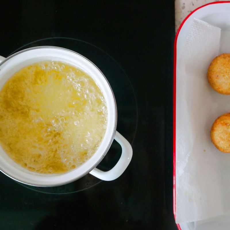 냄비에 팔라펠이 잠길 정도로 기름을 넉넉히 담은 후 160~170도로 기름 온도를 올리고 반죽을 넣어 5~7분간 속까지 익을 정도로 충분히 튀겨주세요.