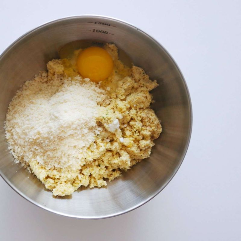 병아리콩, 다진 마늘, 양파, 파슬리잎, 셀러리잎, 소금을 넣고 씹는 맛이 있을 정도로 듬성듬성하게 갈아주세요. 달걀, 빵가루, 올리브 오일, 베이킹소다를 넣어 반죽하고, 조금씩 떼어 동그랗게 모양을 만들어주세요.