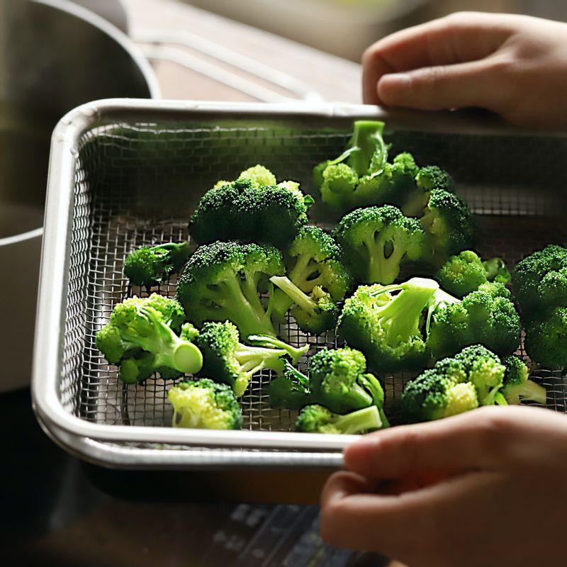 브로콜리는 먹기 좋게 잘라주세요. 끓는 물에 소금을 약간 넣고 브로콜리를 1분간 데쳐주세요.