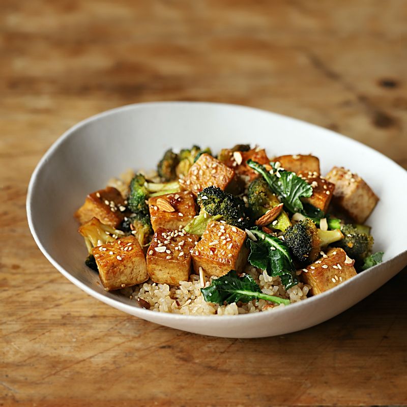 현미밥에 완성된 두부 브로콜리 볶음을 얹고 기호에 따라 통깨, 슬라이스 아몬드 등을 뿌려 맛있게 즐겨주세요.