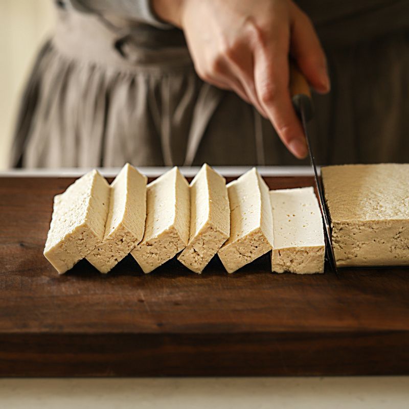 두부를 기다란 모양으로 두툼하게 썰고 키친 타올에 올려 두부의 물기를 제거해 주세요.