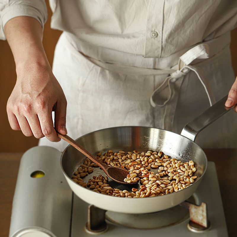 달군 팬에 잣을 넣고 갈색빛이 살짝 돌도록 볶아주세요.
(tip. 캐슈넛이나 호두, 아몬드 등 다른 견과류를 섞어 만드셔도 좋아요)