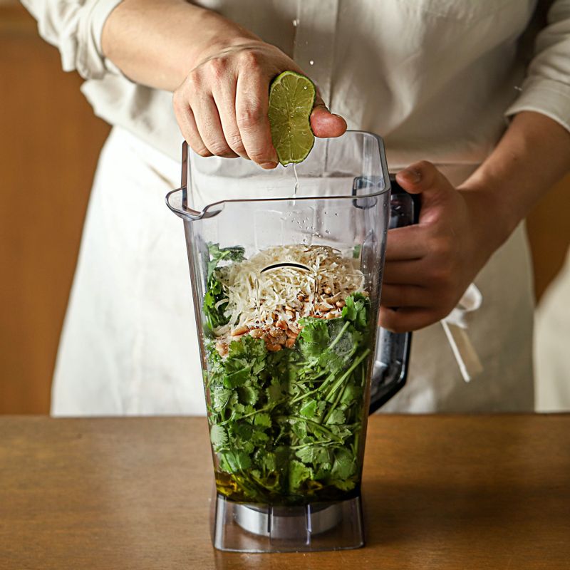 블렌더에 모든 재료를 넣어 갈아주세요. 소독한 밀폐 용기에 담아 냉장 보관해 주세요.
(치즈가 없으면 치즈 가루로 대체 가능해요)