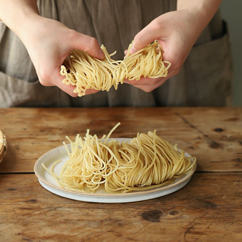 쫄면은 가닥가닥 떼어 주세요. 볼에 양념 재료를 넣어 섞어주세요.
(만든 양념장은 냉장고에서 하루 정도 숙성하면 맛이 더 깊어져요)