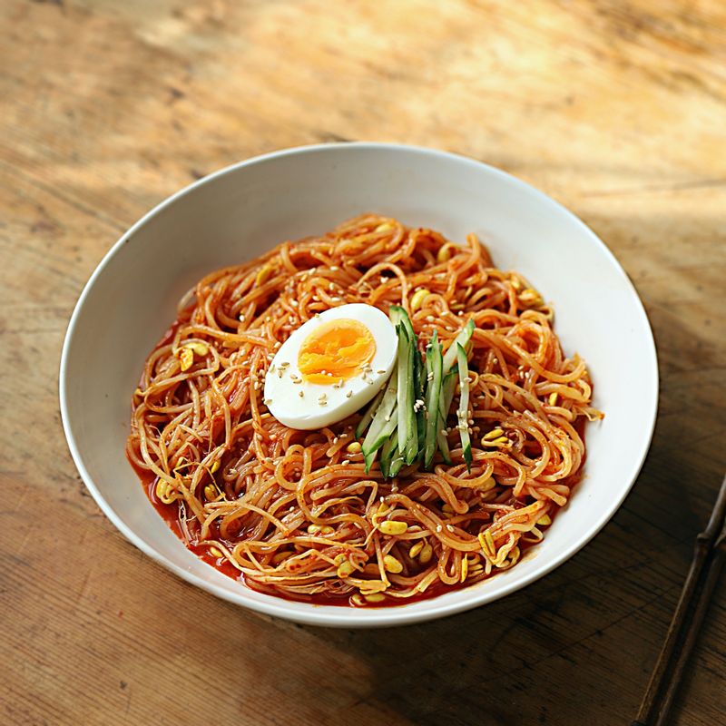 그릇에 쫄면을 담고 삶은 달걀과 통깨를 올려 완성해주세요. 
(기호에 따라 채를 썬 오이, 양배추 등을 곁들여도 좋아요)