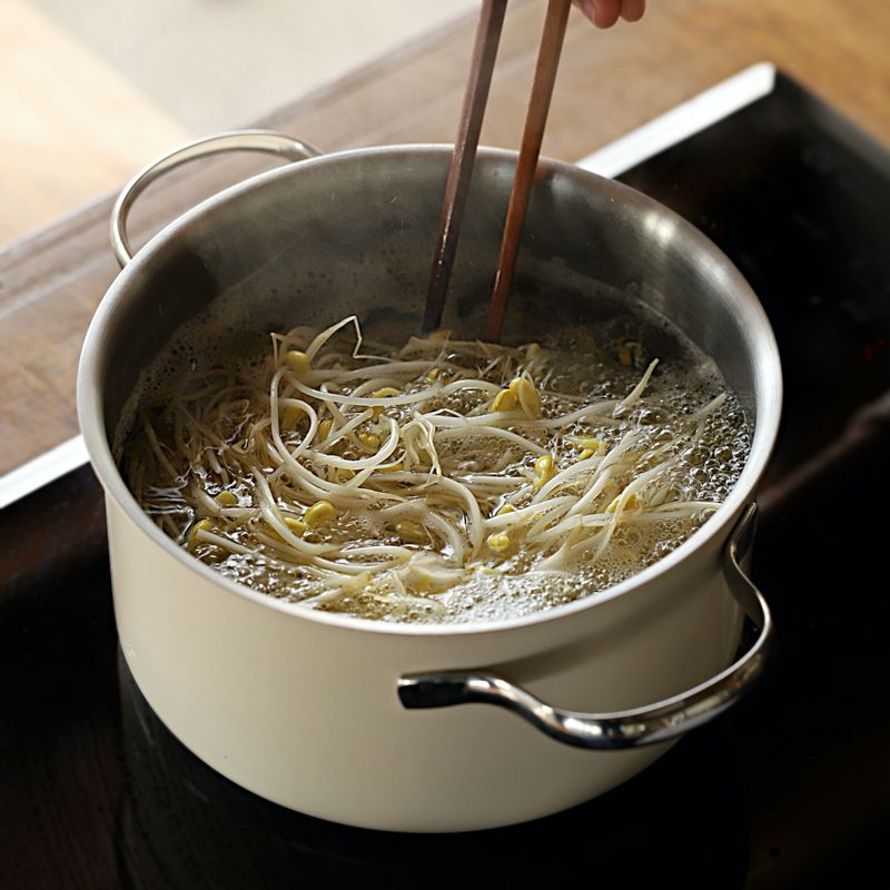 끓는물에 콩나물을 넣어 1분 정도 데친 후 얼음물에 담가 식히고 채반에 받쳐 물기를 빼주세요.