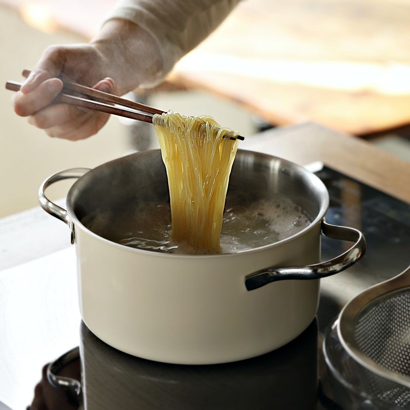 끓는 물에 쫄면을 넣고 저어가며 3~4분간 삶아주세요. (물이 끓어오르면 찬물을 반 컵 정도 넣어주세요)