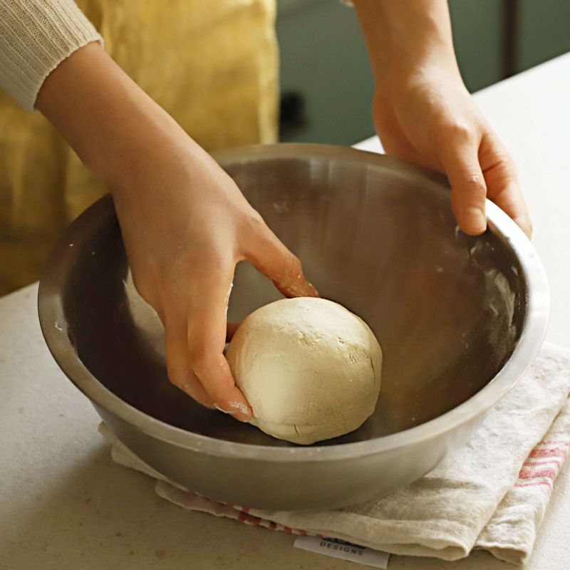 볼에 만두피 재료를 담고 고루 섞어 밀가루가 보이지 않도록 잘 치댄 후 비닐봉지에 싸서 30분 정도 냉장고에서 휴지시켜주세요.
(물을 조금씩 넣어가면서 반죽의 농도를 맞춰주세요.)