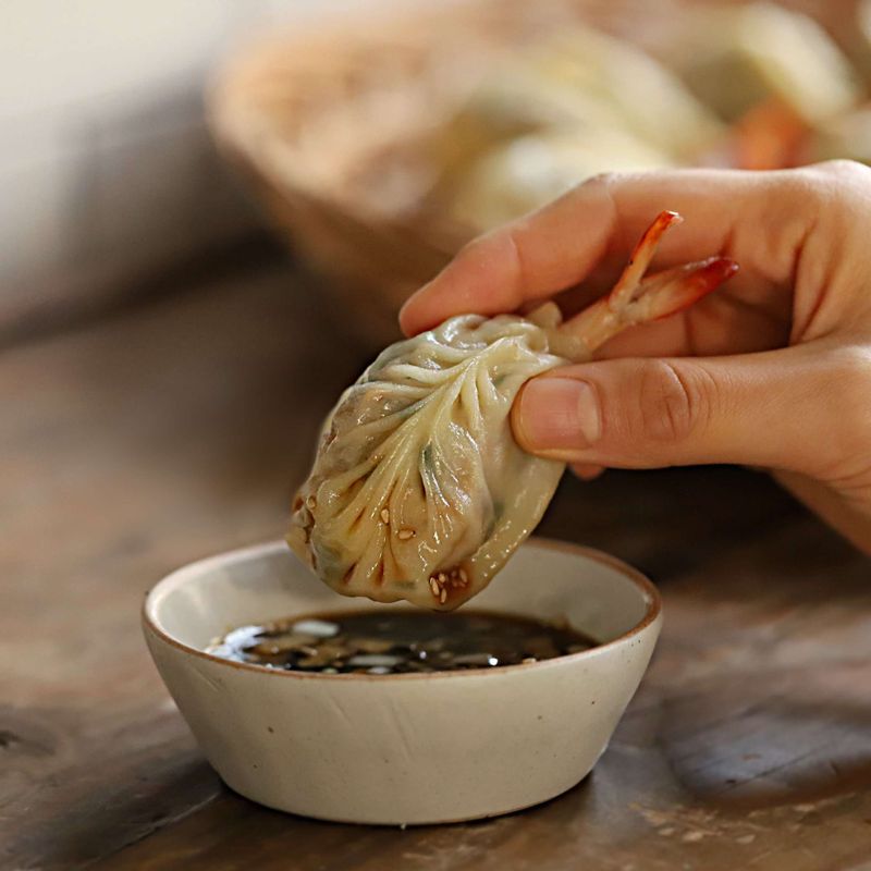 완성된 요리를 접시에 담아 마무리해주세요.
(취향에 따라 초간장을 곁들여 맛있게 드세요.)