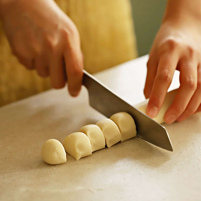 만두피 반죽을 길게 만들어 적당한 크기로 자른 후 밀대로 밀어주세요.
(밀가루를 살짝 뿌리고 얇게 밀어주세요.)