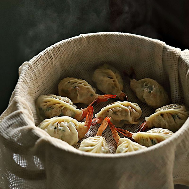 만두를 다 빚은 후 김이 오른 찜통에 넣어 8~10분간 쪄주세요.