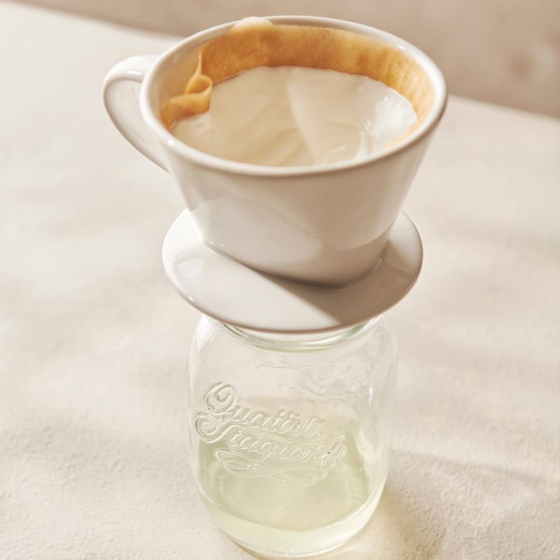 1. 핸드 드리퍼에 커피 필터를 끼우고 아래에 컵을 받친 후 커피 필터 안에 플레인 요거트를 가득 부어주세요.
(거르는 과정에서 양이 확 줄어드니 핸드 드리퍼의 크기는 클수록 좋아요.)
2. 반나절 이상 두어 유청을 분리해주세요.
(상온에서는 혹 상할 수 있으니 냉장고에 넣어주세요.)