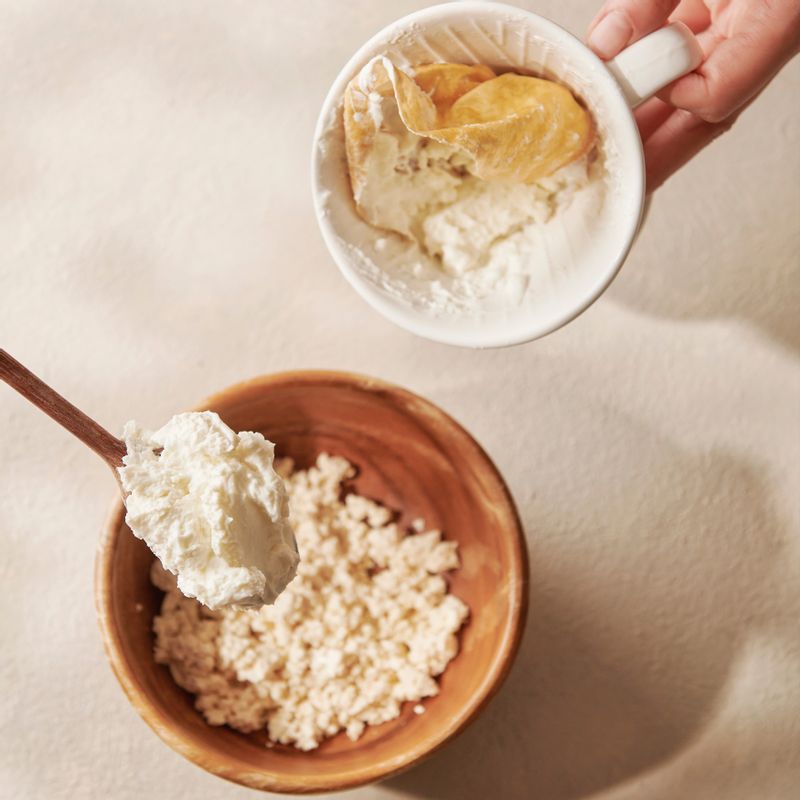 3. 두부를 면포에 넣어 꽉 짜 물기를 빼고 잘게 으깨요.
4. 순서2에서 분리된 크림에 순서3의 두부를 넣고 잘 섞은 후 소금으로 간을 맞추고 밀폐용기에 담아주세요.
(방부제가 들어가지 않았으니 냉장 보관으로 10일 안에 드세요.)