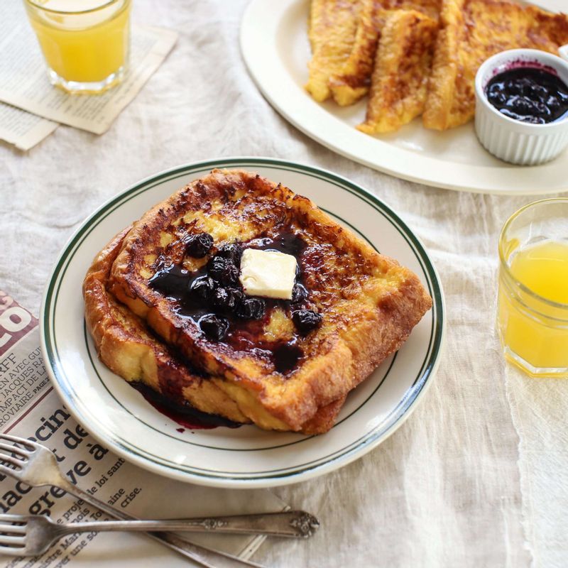 프렌치 토스트를 접시에 옮긴 후 블루베리콤포트와 버터를 올려 맛있게 즐겨주세요.