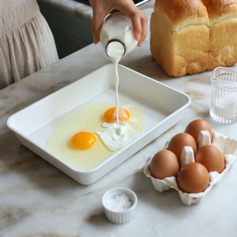 넓고 깊이가 있는 트레이에 우유, 설탕, 달걀, 소금을 넣은 후 잘 섞어주세요.