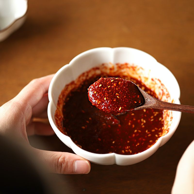 볼에 양념 재료를 넣고 골고루 섞어주세요.